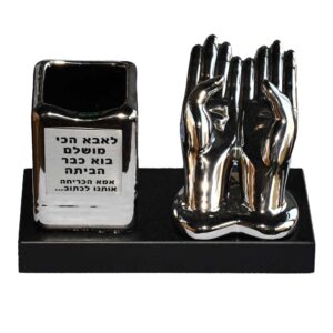 ידיים מחזיקים פתקים